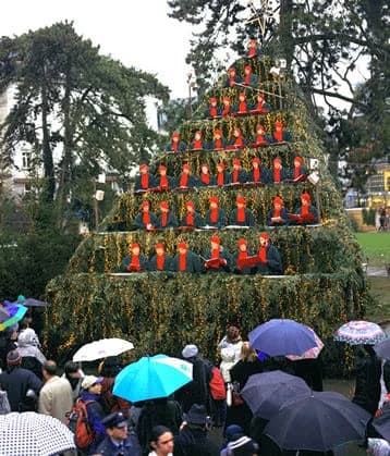 Il primo Singing Christmas Tree nel 1998 sulla Pestalozziwiese: coro sull’impalcatura, pubblico con gli ombrelli