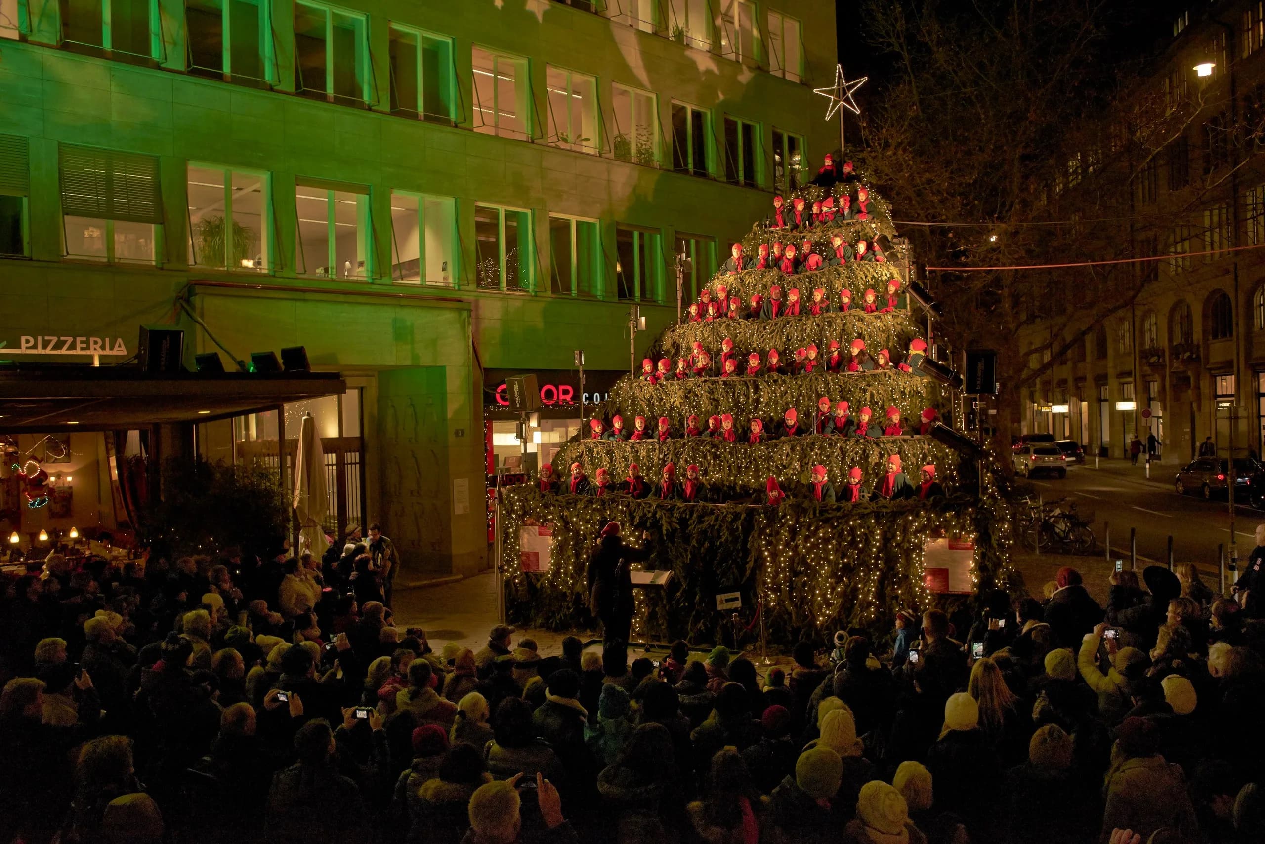 Press photo: choir performing on the Singing Christmas Tree at Werdmühleplatz Zurich