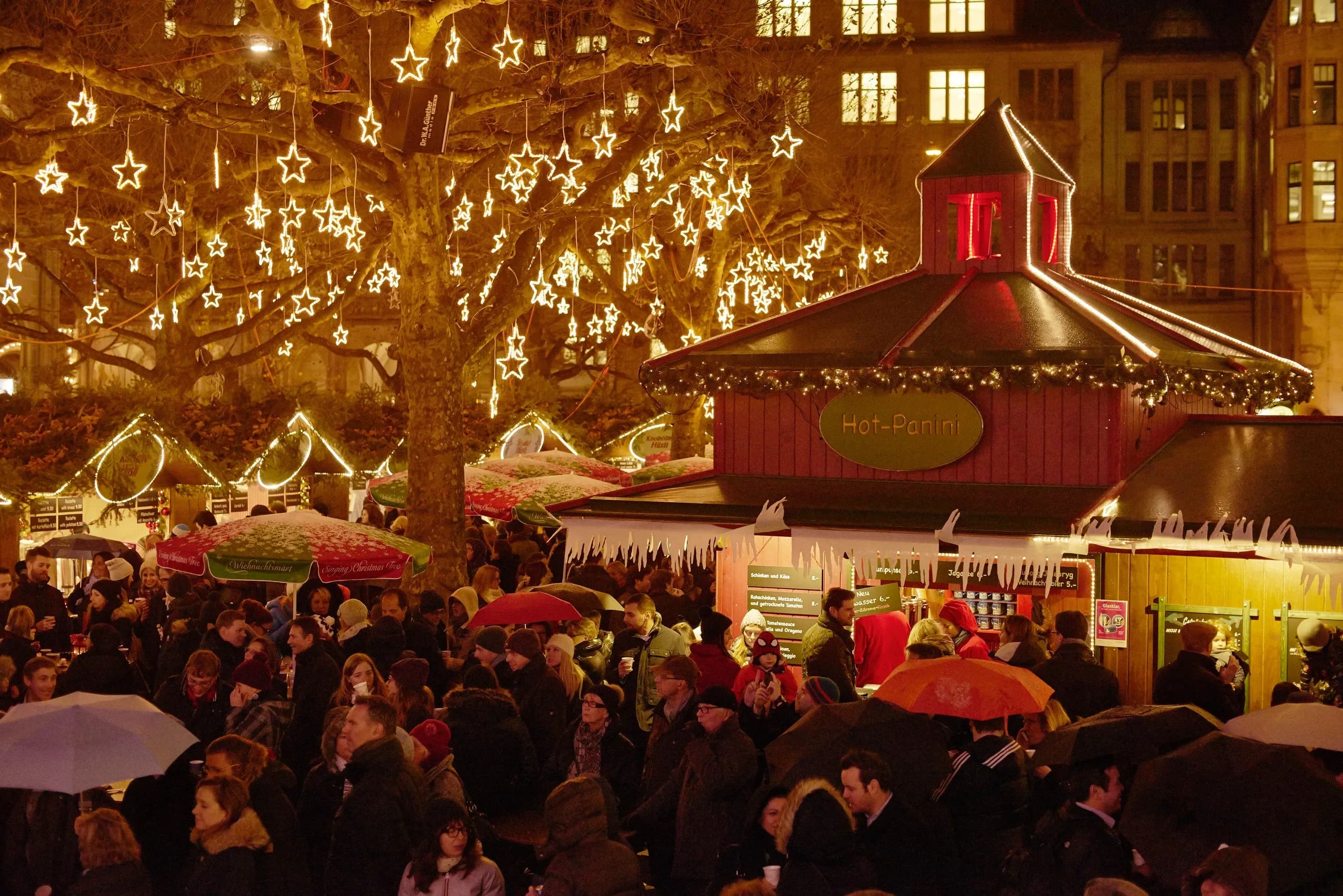 Pressebild: Chor-Auftritt auf dem Singing Christmas Tree am Werdmühleplatz Zürich