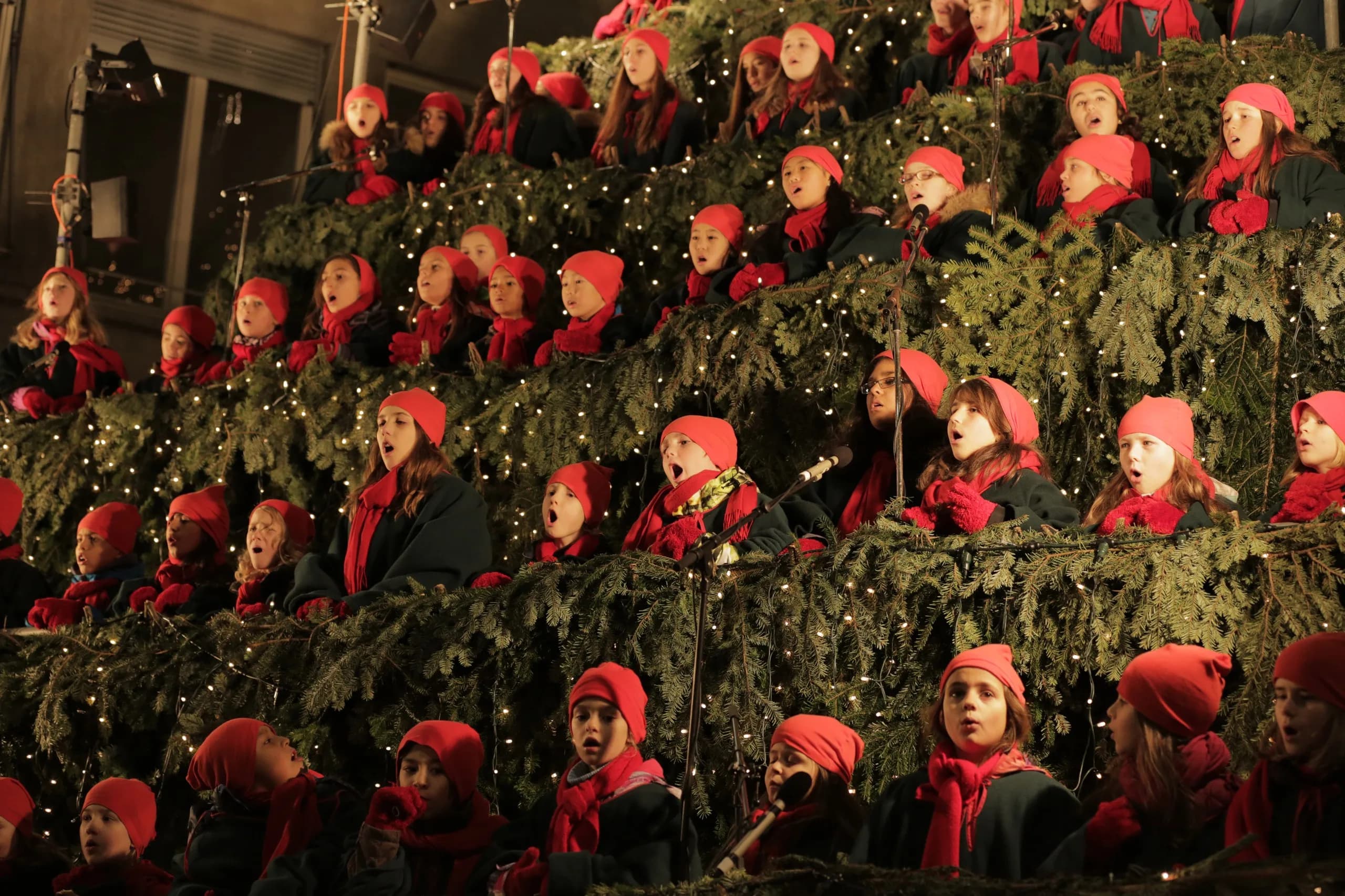 Press photo: choir performing on the Singing Christmas Tree at Werdmühleplatz Zurich